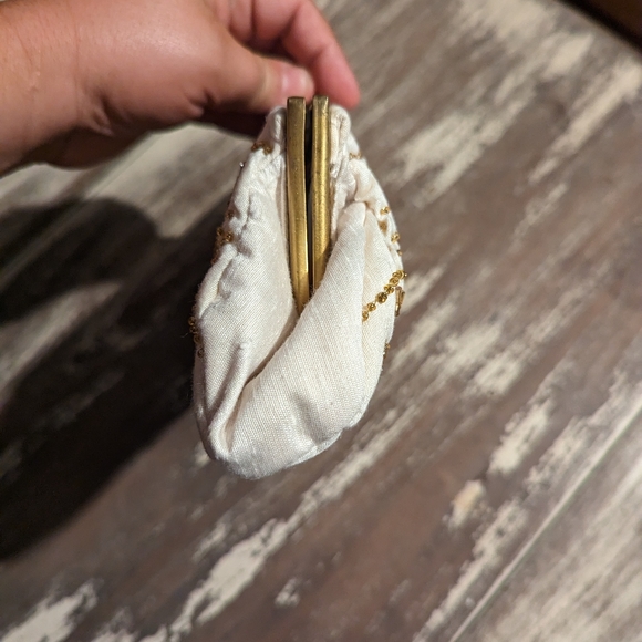 Vintage beaded clutch white linen and gold beads - Picture 6 of 15